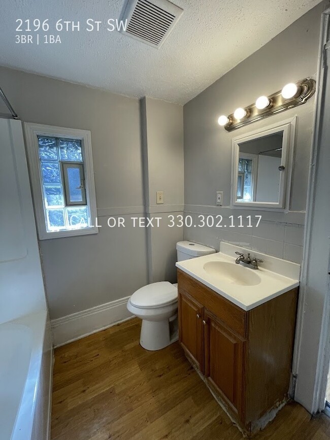 Building Photo - Three bedroom one bathroom second level ap...