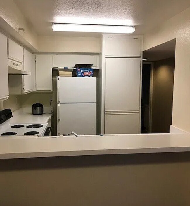 La estufa y el refrigerador ahora están actualizados. - 15000 Downey Ave