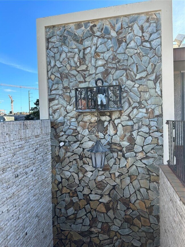Building Photo - 2120 Collins Ct