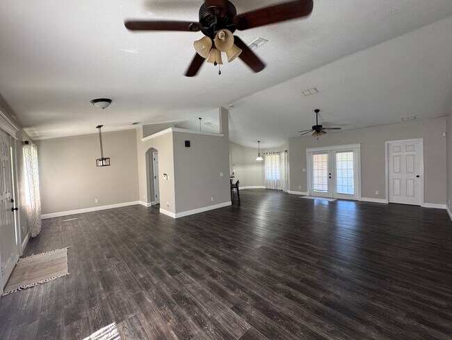 Building Photo - Gorgeous and Beautifully Maintained 3/2 Ho...