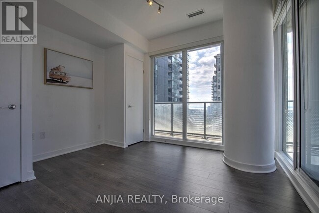 Photo du bâtiment - 115 Blue Jays Way