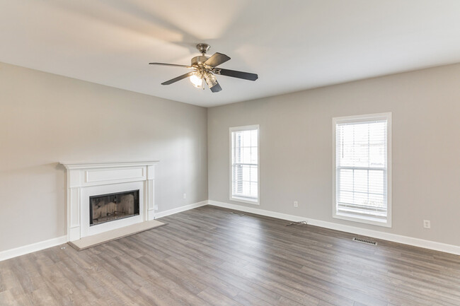 Building Photo - 302 12 Oaks Ln