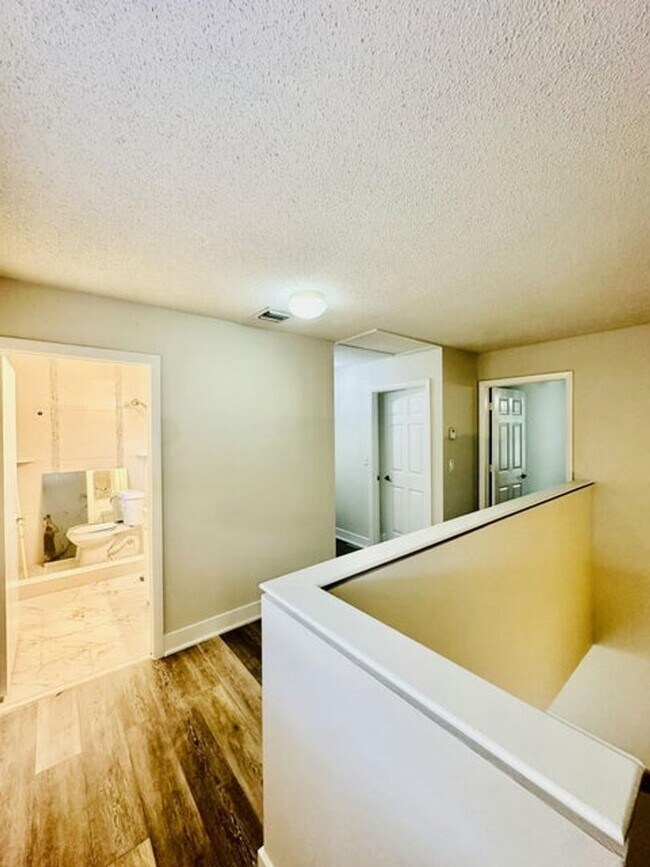 Foto del edificio - 451 Cypress Way W