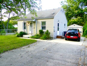 Building Photo - 3303 Oakwood St