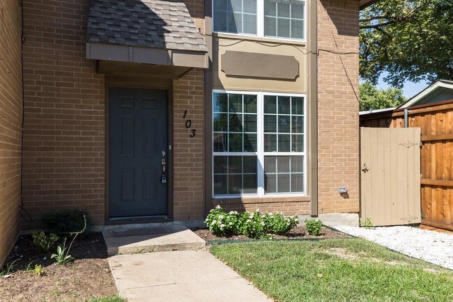 Building Photo - 411 S Dooley St