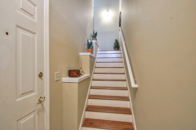 Building Photo - 2065 Stokes Ln