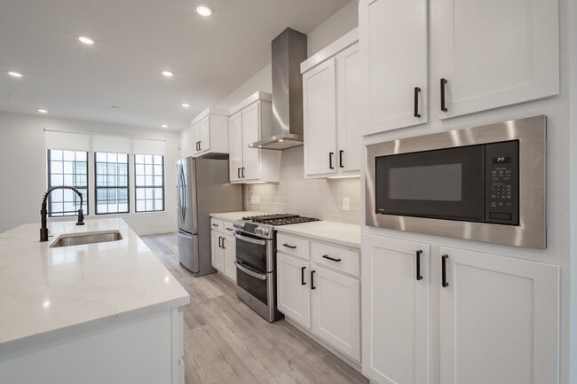 Foto del edificio - Gated Luxury Townhomes with yard + Roof Patio