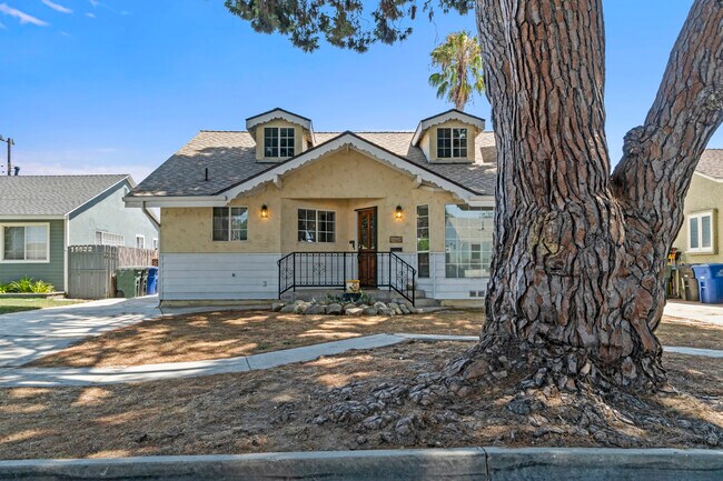 Building Photo - 15528 Cordary Ave