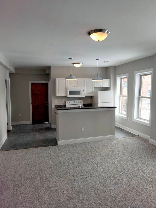 Building Photo - 10-12-12 Hawthorn St