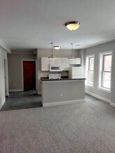 Building Photo - 10-12-12 Hawthorn St