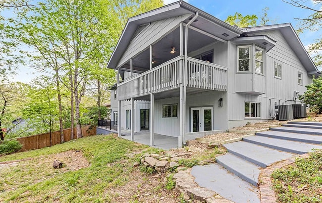 Building Photo - Beautiful spacious 5 bedroom, 5 bathroom h...