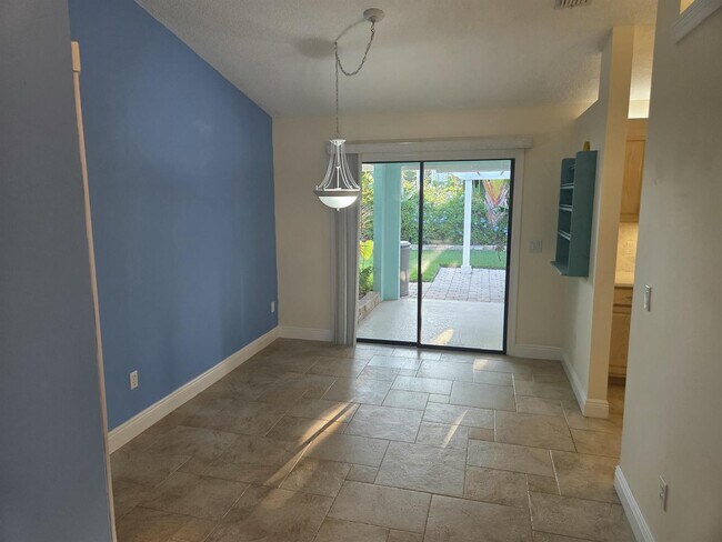 Building Photo - 142 Queens Ln