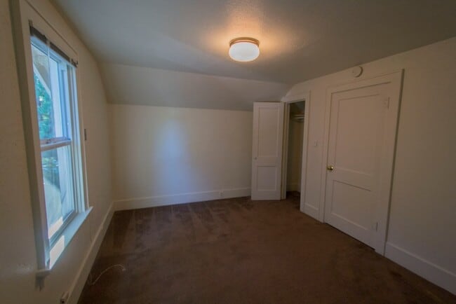 Building Photo - 5 bed house across from Matthew Knight Arena!