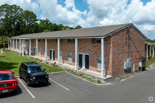 Building Photo - Lake Park Colonial