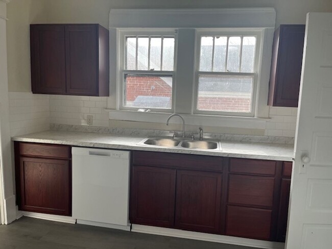 Building Photo - Newly remolded 3 BR with Hardwood Floors