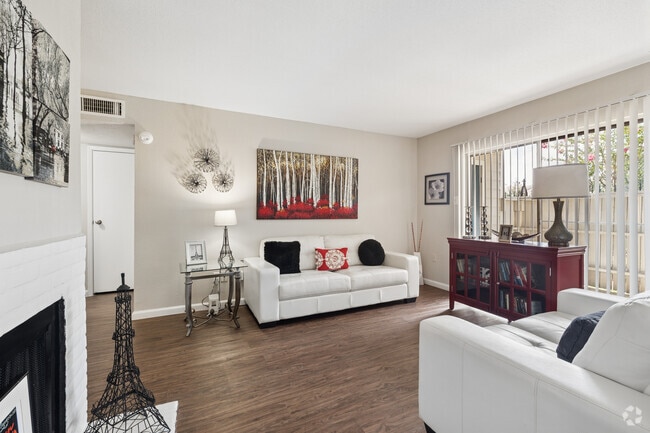 B 1BR, 1BA - 690SF - Living Room - Waverly Apts