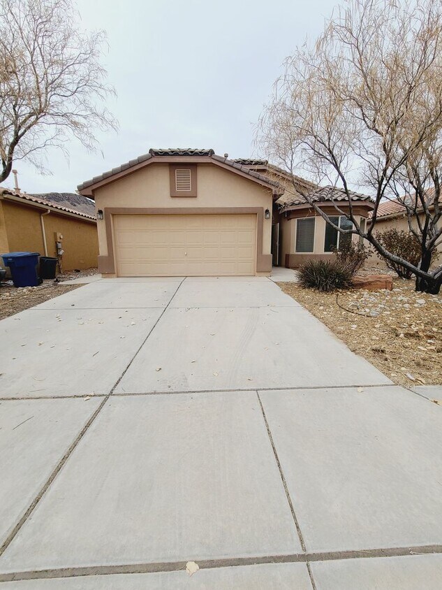 Primary Photo - Charming 3 bedroom, 2 bathroom home locate...