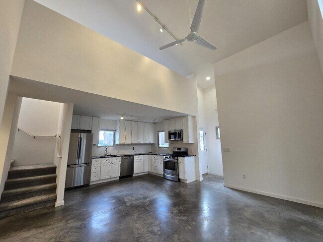 Foto del edificio - 2180 W Alameda St