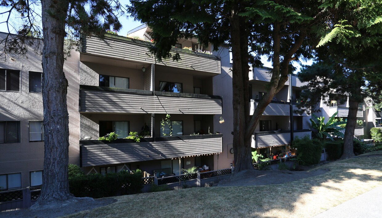Primary Photo - Yorkshire Apartments