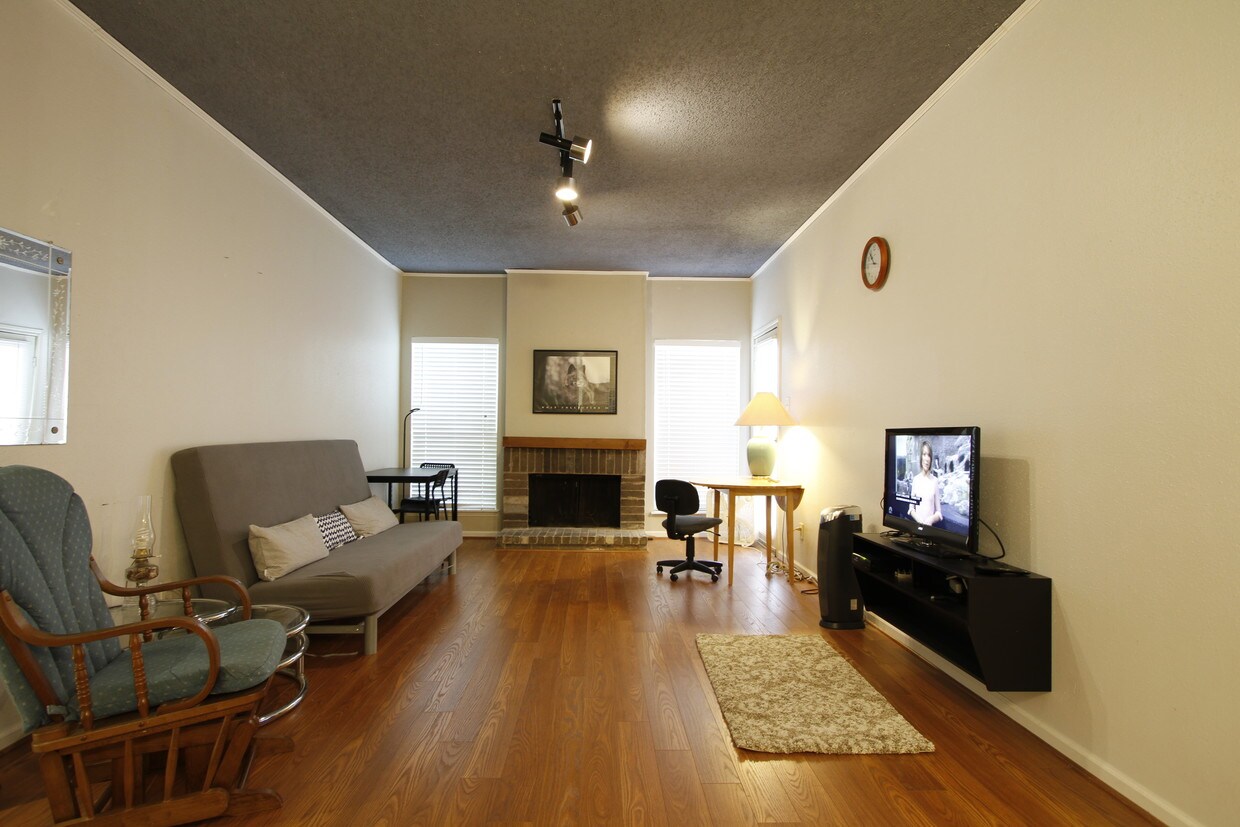 Primary Photo - 7950 N Stadium Dr