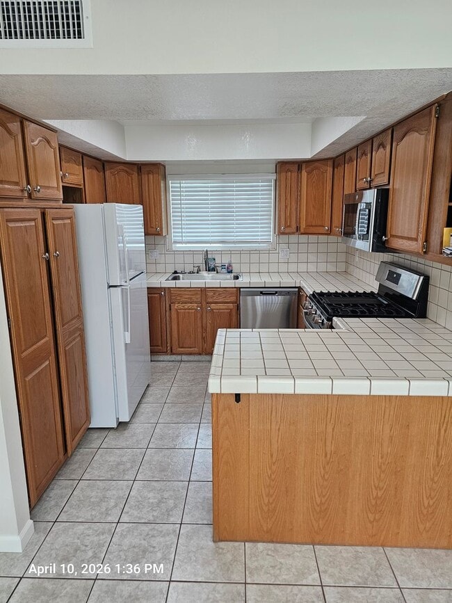 Building Photo - 2035 E Kern Ave