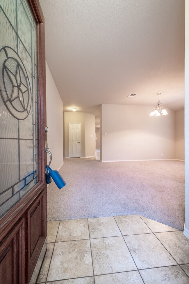 Building Photo - Beautiful and Immaculate 4 Bedroom, 2 Bath...