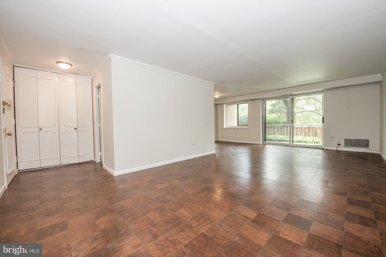 Primary Photo - 1637 Oakwood Dr