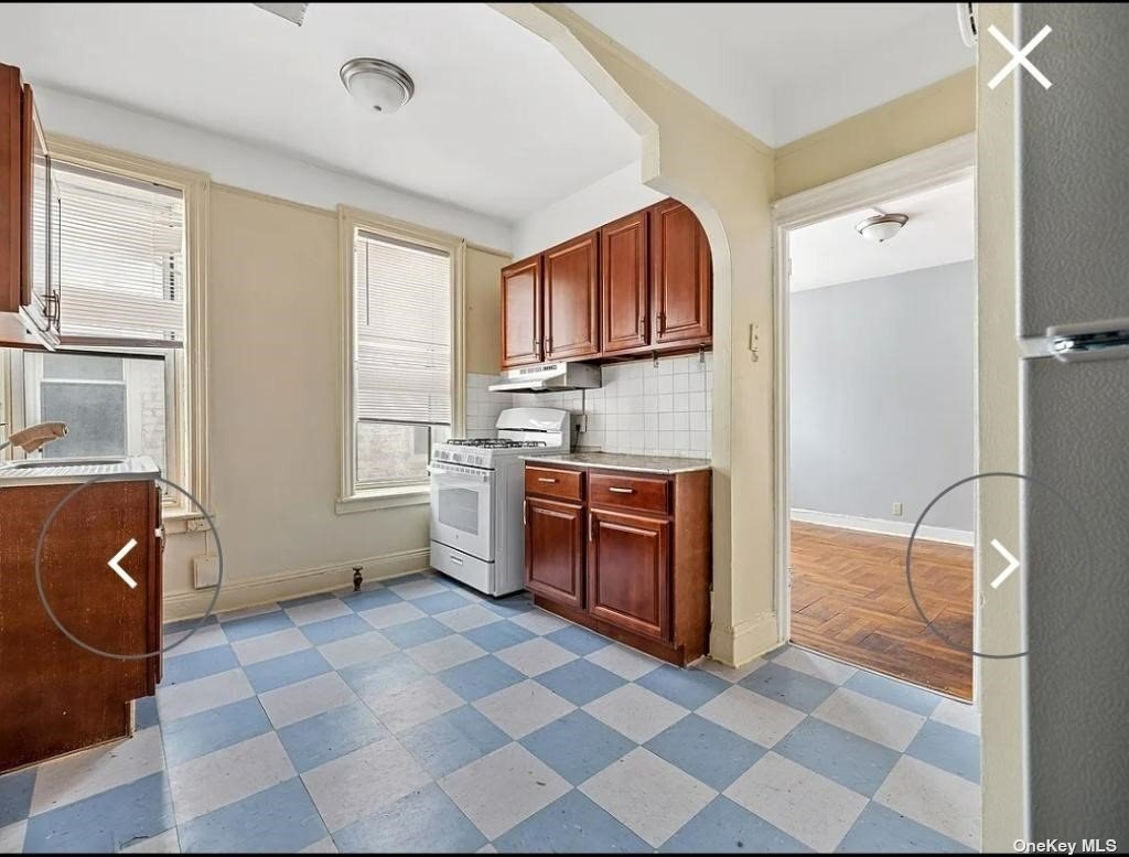Building Photo - 172 E 54th St