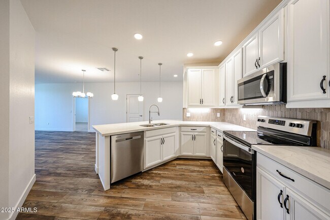 Building Photo - 2511 W Queen Creek Rd