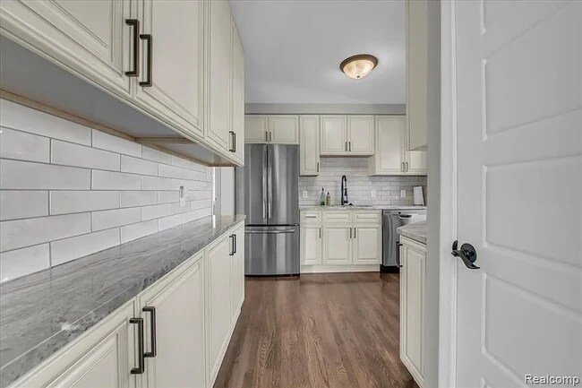 Building Photo - 266 Massoit St