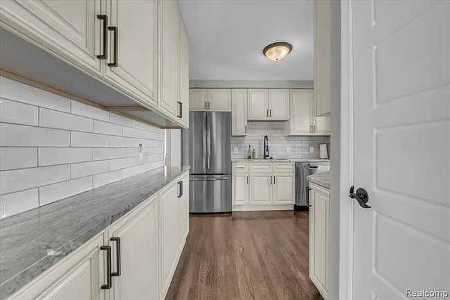 Foto del edificio - 266 Massoit St