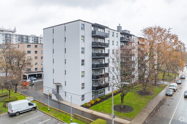 Photo du bâtiment - 100 Cosburn Ave