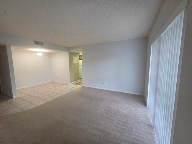 Sala de estar - 2581 Countryside Blvd