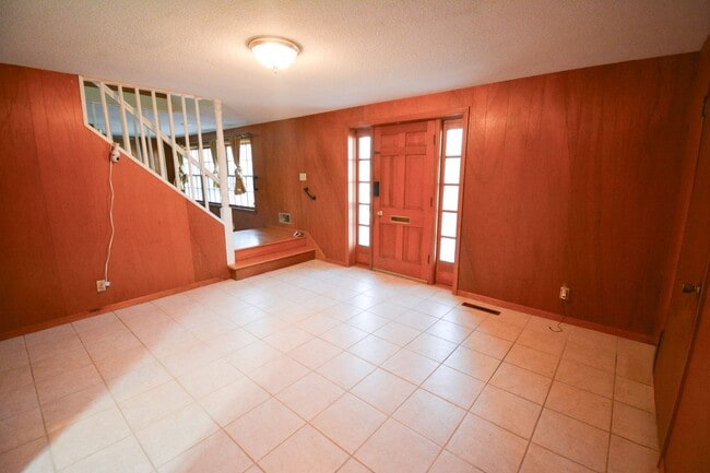 Foto del edificio - 4 Bed, 2 Bath Home for Rent – Unique Desig...