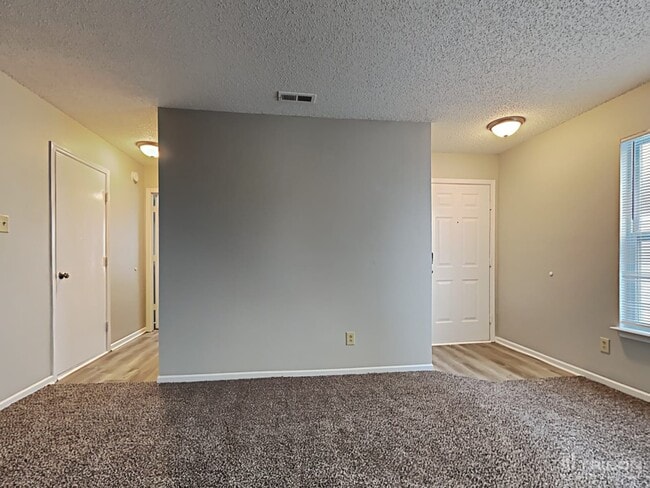 Building Photo - 2022 Dutch Elm Dr