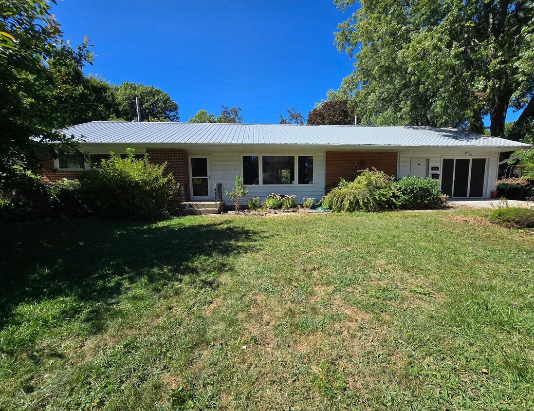 Primary Photo - 2 Bedroom Home in Normal