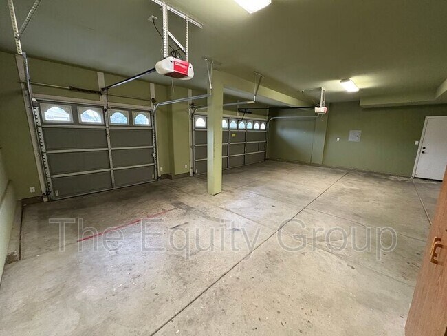 Building Photo - 3116 W Buena Vista Ave