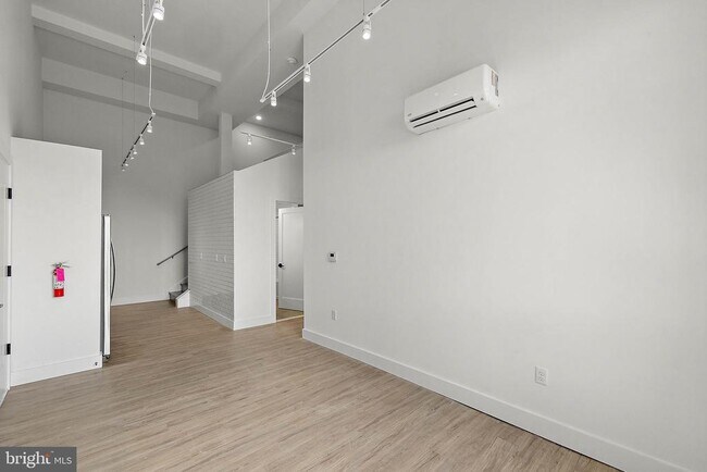 Building Photo - 15 W Girard St