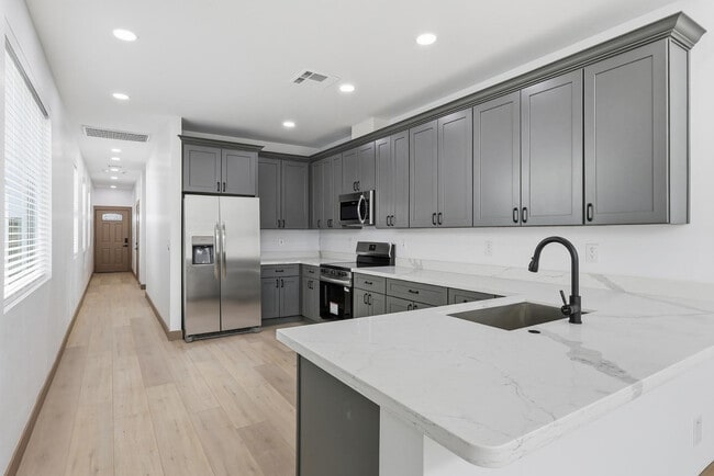 Building Photo - 2805 Trumbull Rd