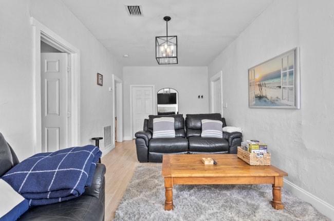 Building Photo - 3421 Pinewood Ave