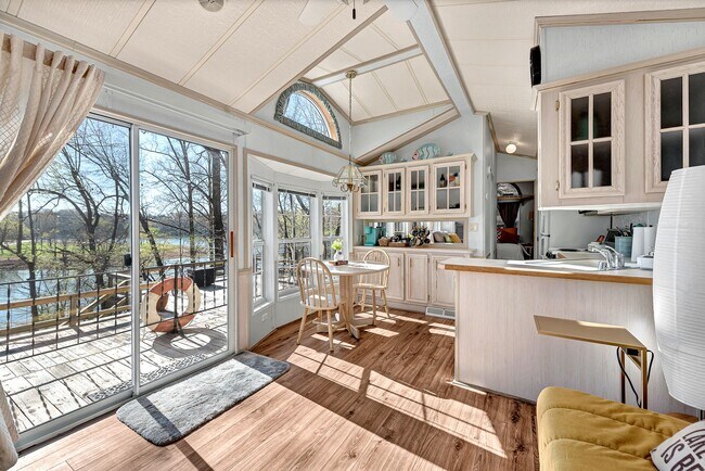 Building Photo - Lake view!! 1bedroom 1 bathroom Fully Furnished!! Move-in Ready!!!