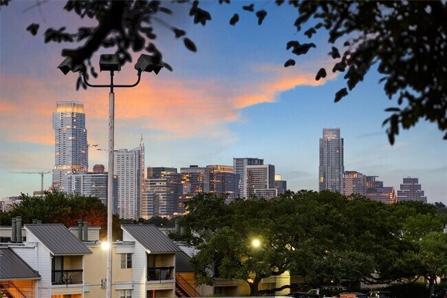 Foto del edificio - 1214 Barton Hills Dr