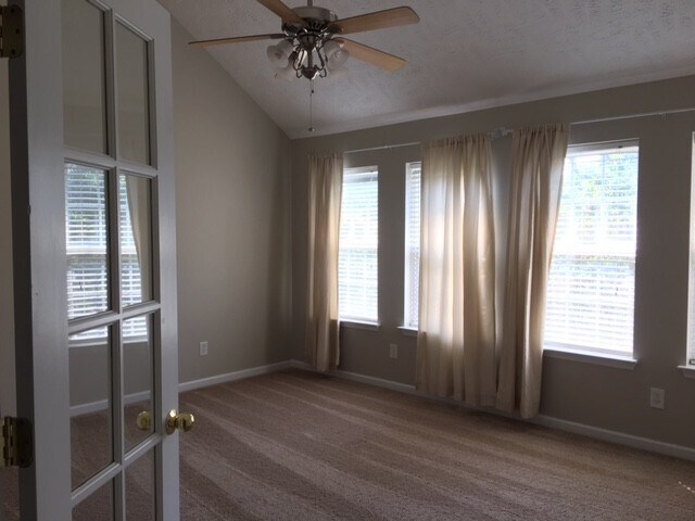 Building Photo - Lots of space in this Old Hickory home