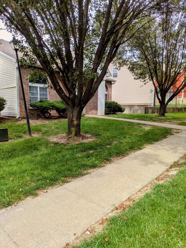 Building Photo - 32 N Cedar Lake Dr W