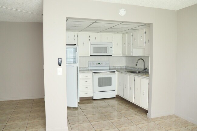Building Photo - 482 Flanders Dr