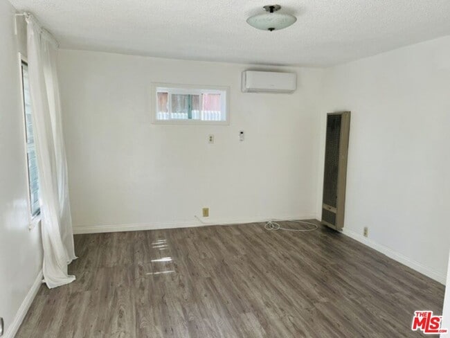 Building Photo - 2371 Edgewater Terrace