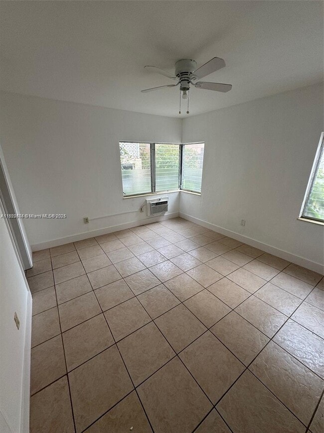 Building Photo - 945 Bay Dr