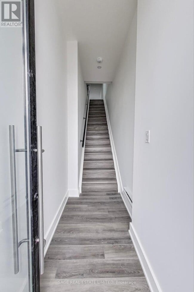 Photo du bâtiment - 2549 Yonge St