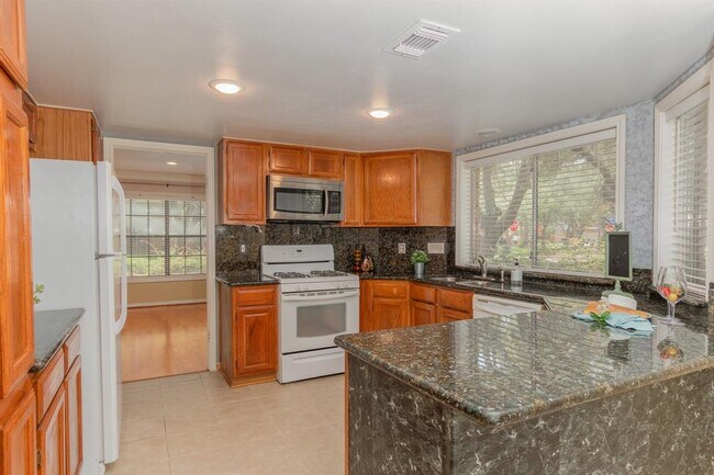 Building Photo - 2458 Parkwood Ln