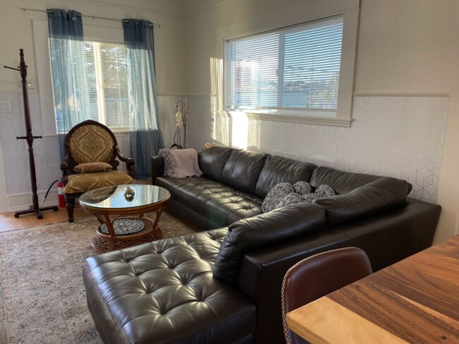 Building Photo - VACATION RENTAL! -- Centrally Located Cott...